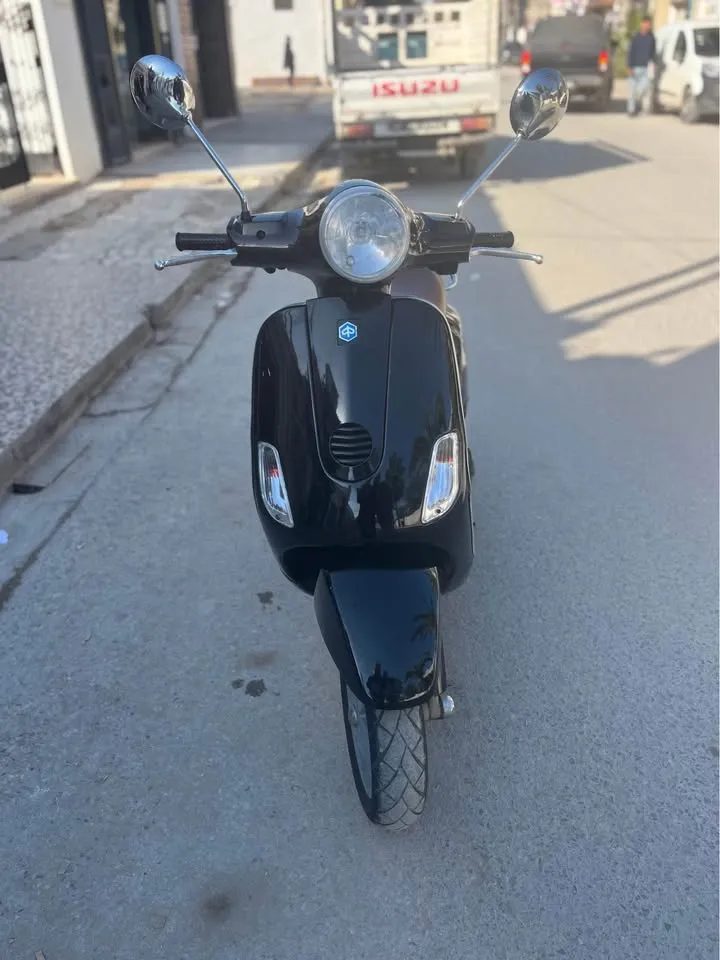 Scooter-Vespa-LX-50cc-2025-–-Vue-avant-avec-phares-LED