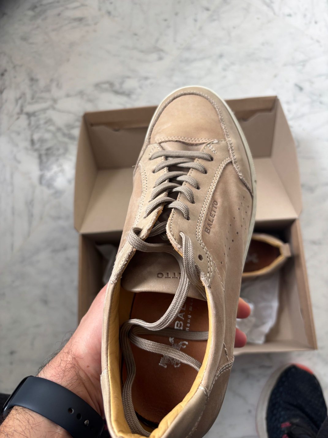 Sneakers-Baletto-en-cuir-beige-a-vendre-a-La-Goulette-Tunis-–-Vue-frontale