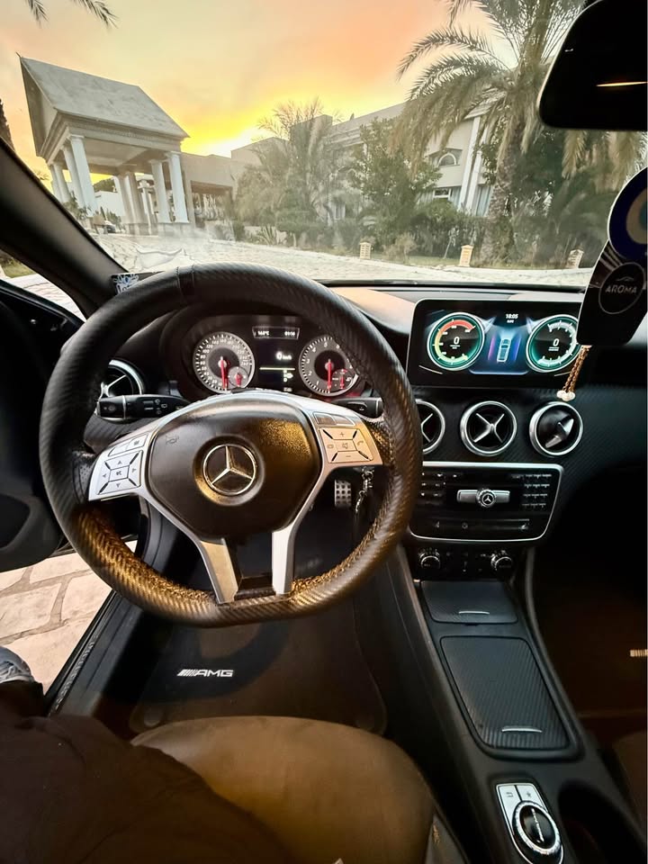 Tableau-de-bord-high-tech-Mercedes-Classe-A-180-AMG