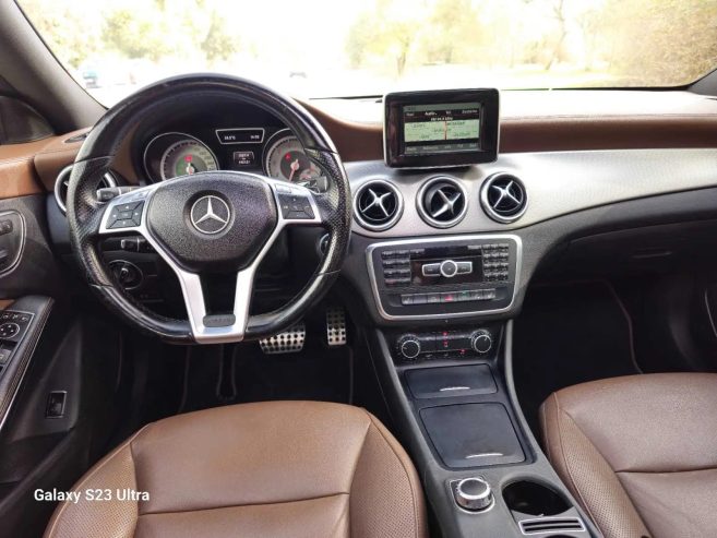 Tableau-de-bord-numerique-et-ecran-tactile-sur-Mercedes-CLA-200-AMG-2014