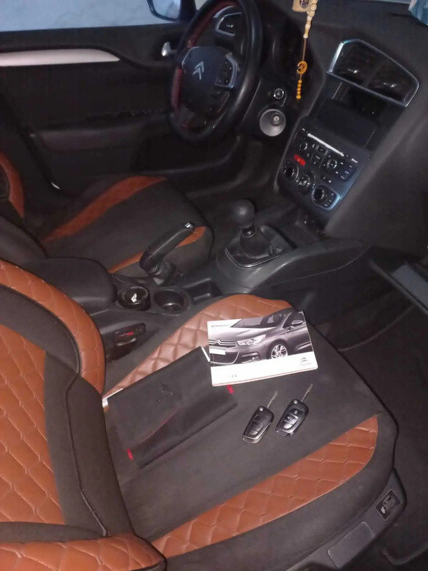 Voiture-Citroen-C4-disponible-a-Kairouan-–-Interieur-en-bon-etat