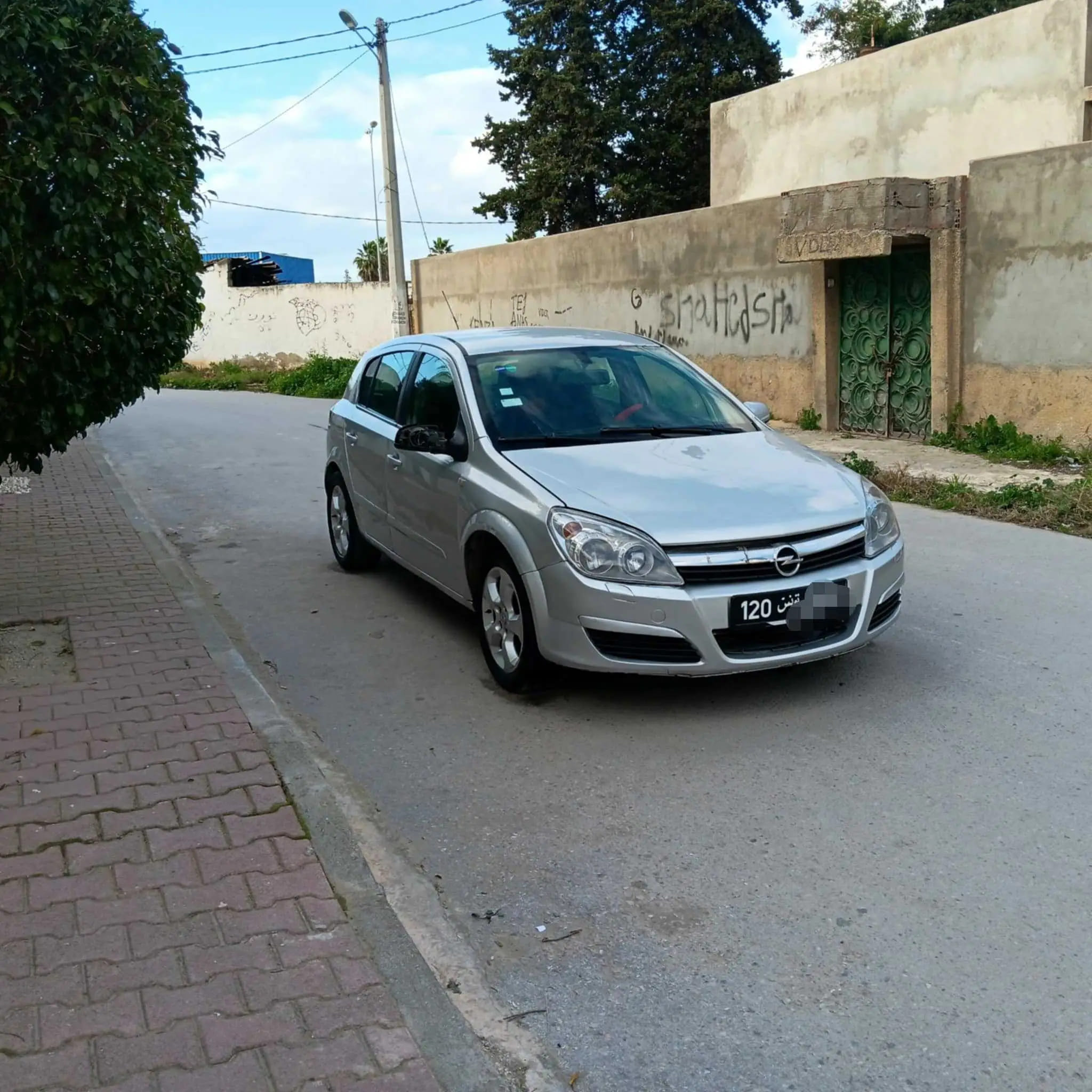 Voiture-Opel-Astra-H-2005-Diesel-gris-en-bon-etat-disponible-a-El-Ouardia