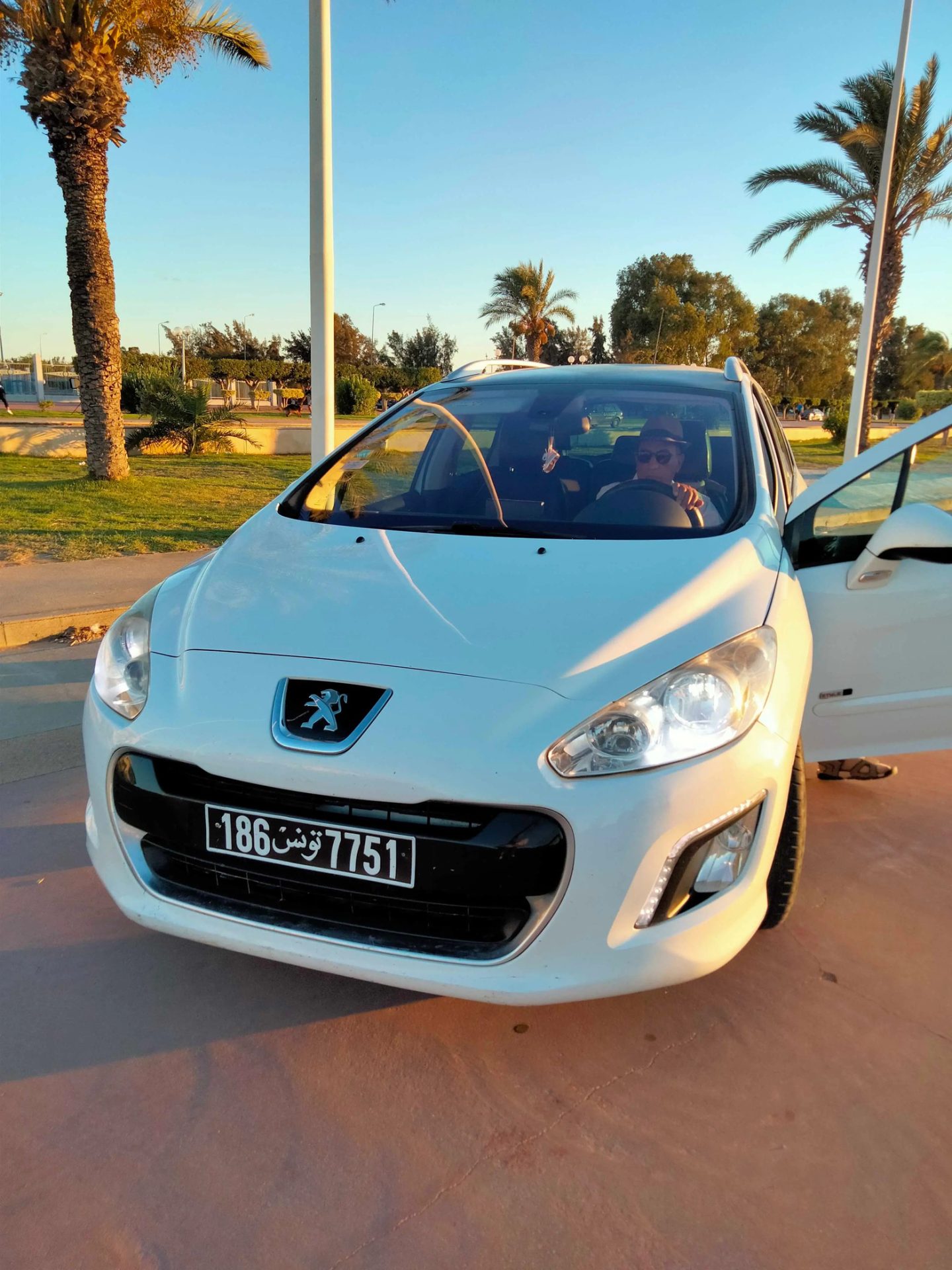 Voiture-Peugeot-308-SW-a-vendre-–-Diesel-5-CV-GPS-Maghreb-toit-panoramique