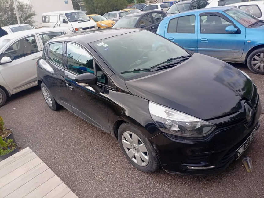 Voiture-Renault-Clio-4-bien-entretenue-disponible-aux-Berges-du-Lac