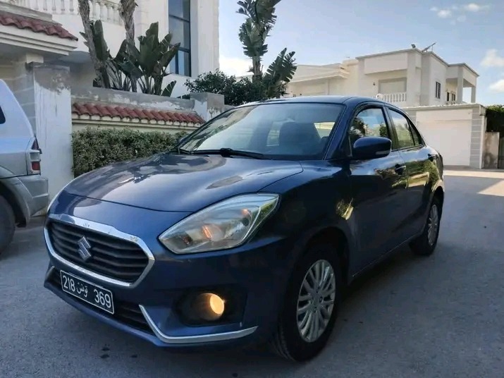 Voiture-Suzuki-Dzire-Essence-premiere-main