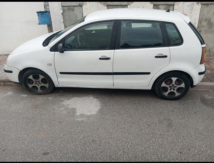 Volkswagen-Polo-5-vue-laterale-Jantes-acier-avec-enjoliveurs