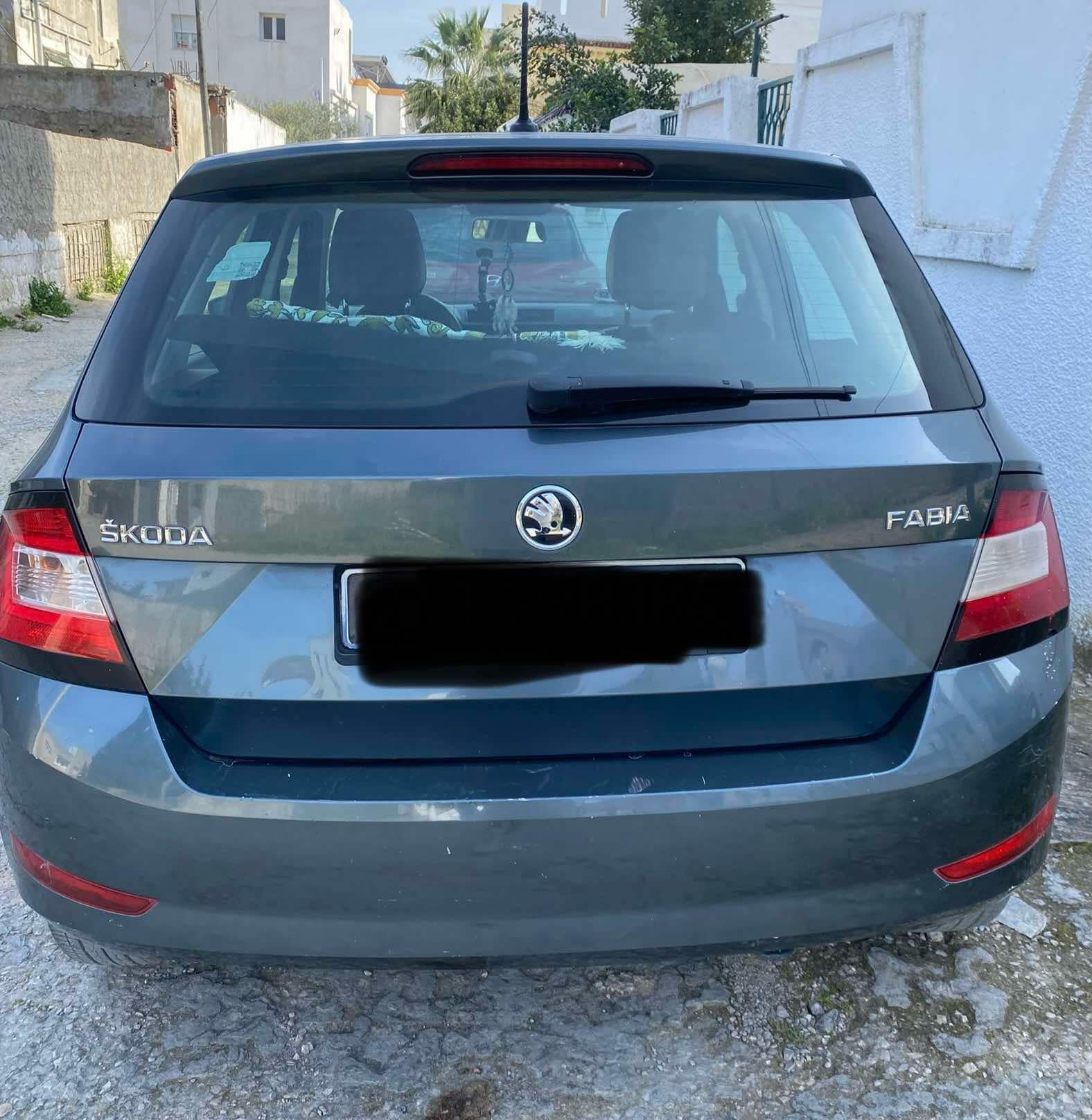 Vue-arriere-de-la-Skoda-Fabia-2020-Essence-en-excellent-etat-a-Bizerte