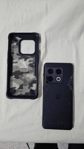 Vue-arriere-du-OnePlus-10-Pro-avec-fissure-visible