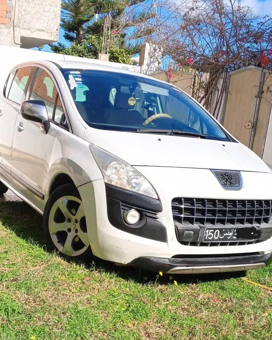 Vue-exterieure-de-la-Peugeot-3008-2012-en-excellent-etat