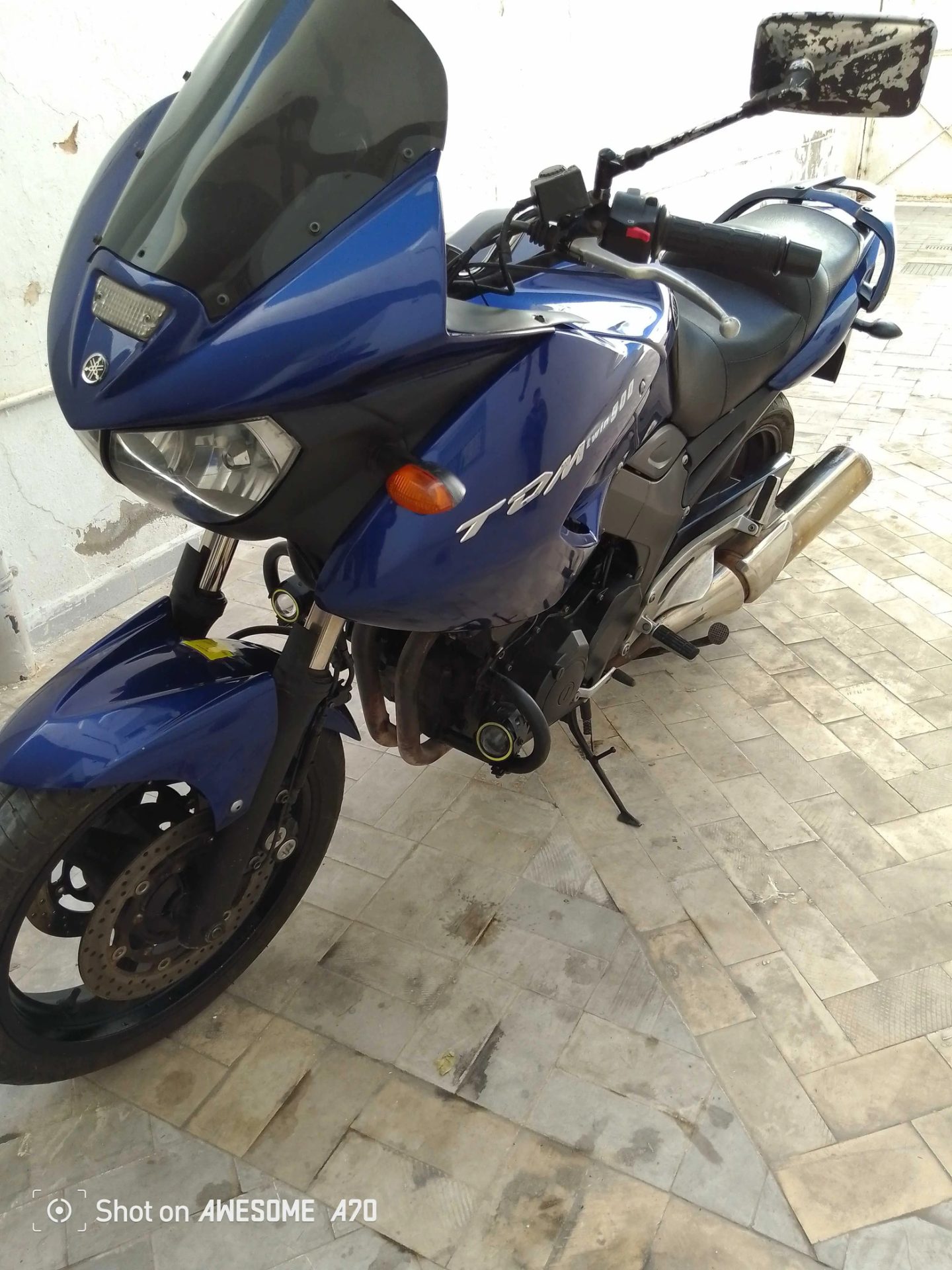 Vue-laterale-Yamaha-TDM-900-2010-–-Carrosserie-sans-accident-–-Moto-bien-entretenue-Tunisie