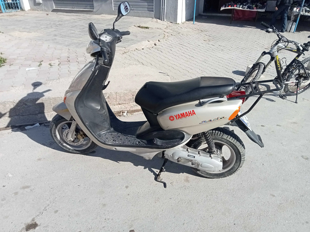 Yamaha-Ovetto-2004-scooter-economique-50cc-refroidi-par-air-pour-la-ville