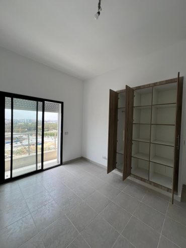 chambre-spacieuse-dressing-vue-balcon-tunis