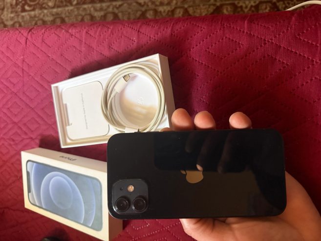 iPhone-12-noir-en-bon-etat-avec-ecran-Super-Retina-XDR-a-vendre-a-Tunis