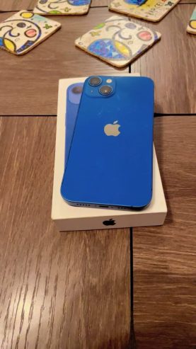 Arriere-du-iPhone-13-mettant-en-valeur-ses-deux-cameras