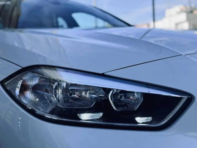 BMW-avec-alarme-antivol-et-capteurs-de-stationnement