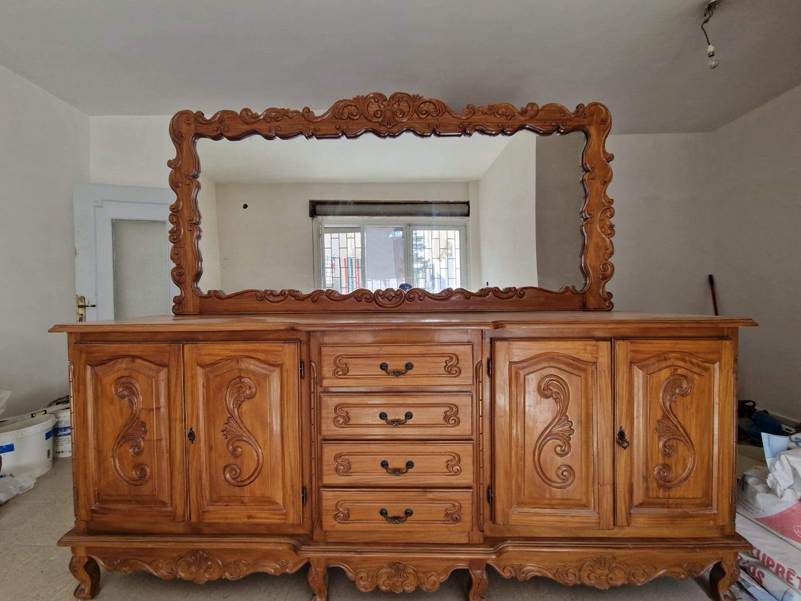 Buffet-ancien-avec-miroir-sculpte-en-bois-massif-–-vente-a-Ariana