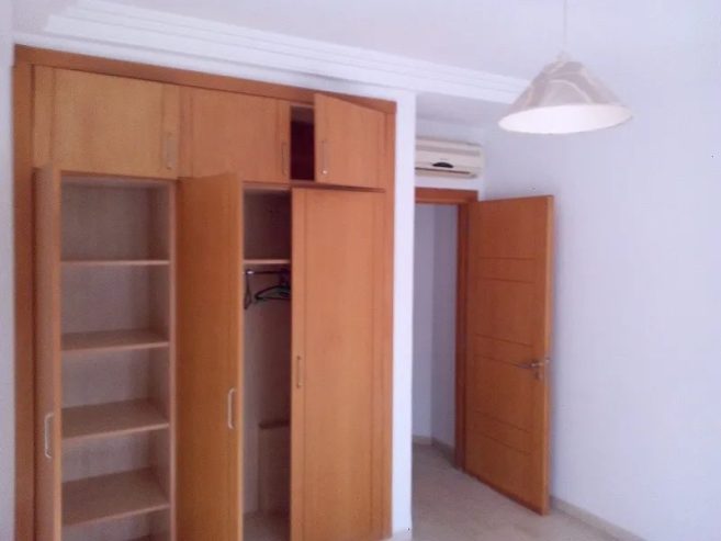Chambre-avec-Dressing-dans-appartement-S2-haut-standing-a-La-Marsa