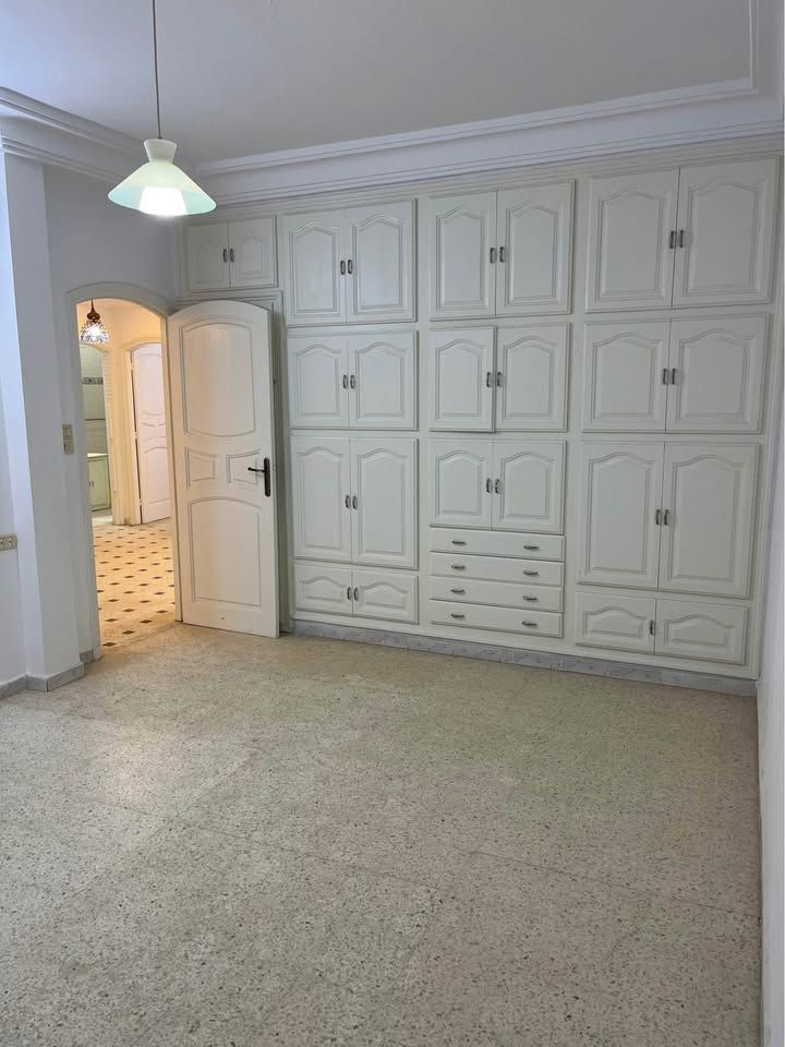 Chambre-avec-dressing-dans-Appartement-S3-a-louer-a-Sfax