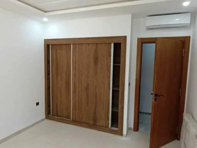 Chambre-avec-dressing-et-climatisation-dans-un-appartement-a-Sahloul-4