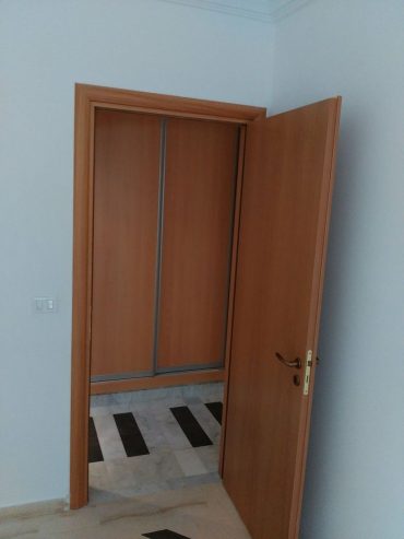Chambre-avec-dressing-integre-appartement-a-louer-Tunis