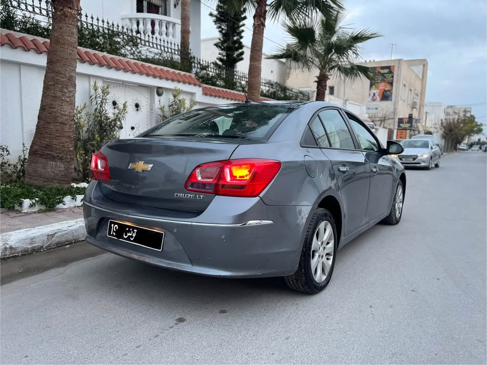 Chevrolet-Cruze-avec-climatisation-bi-zone-et-regulateur-de-vitesse