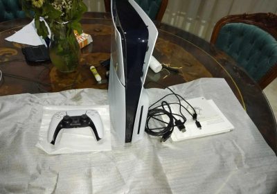 À Vendre : Console PS5 Slim – Manette et Câbles