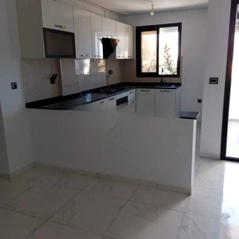 Cuisine-americaine-equipee-avec-four-encastre-et-hotte-aspirante-dans-appartement-a-Sahloul-4