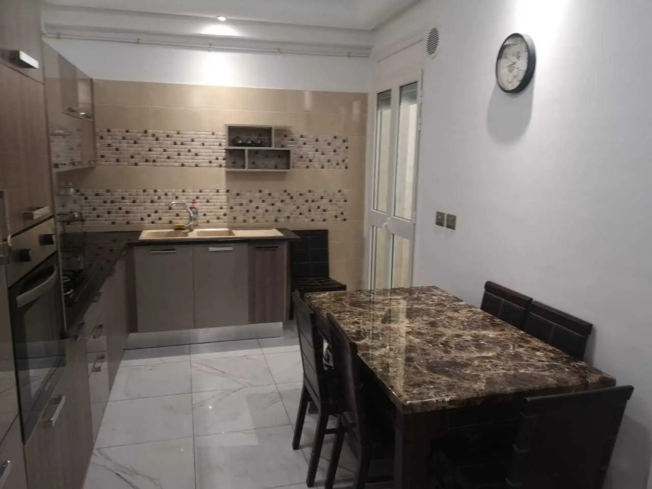 Cuisine-equipee-moderne-de-lappartement-S2-a-vendre-a-Mahsouna