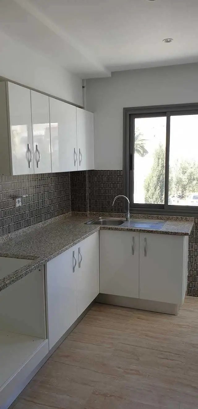 Cuisine-moderne-entierement-equipee-dans-appartement-S1-a-Sousse