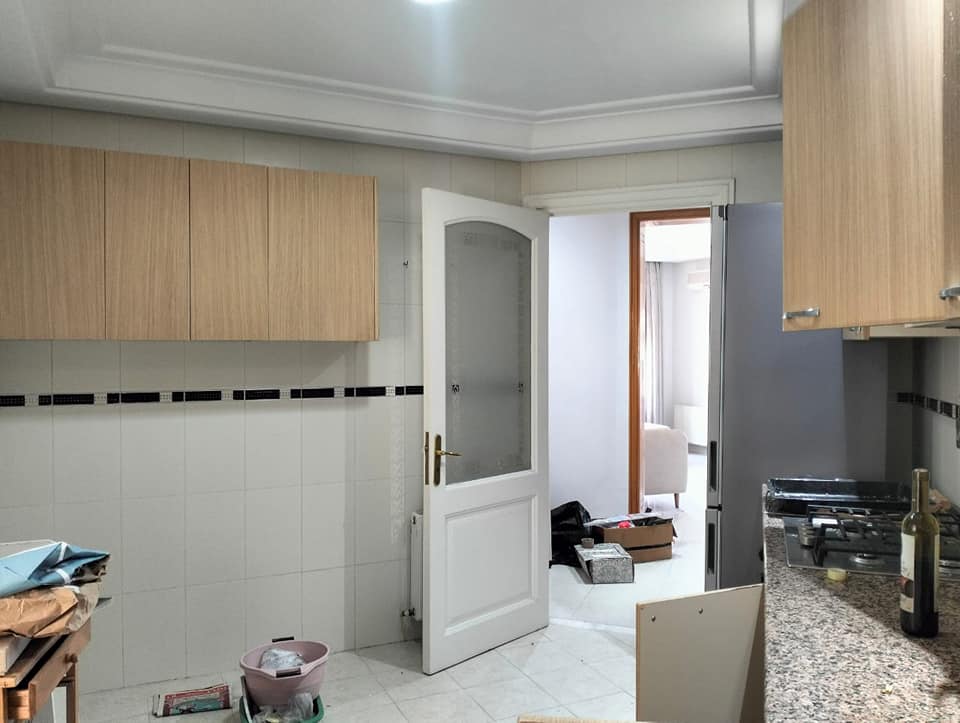 Cuisine-moderne-equipee-avec-sechoir-appartement-La-Soukra