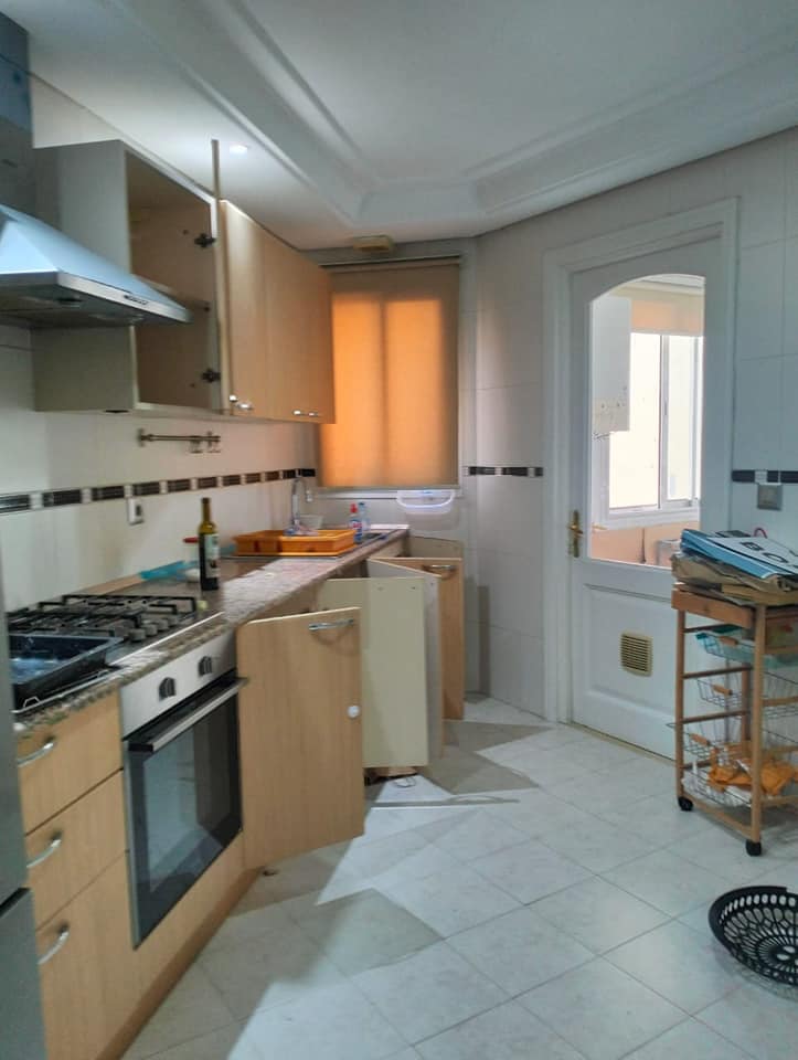 Cuisine-moderne-equipee-avec-sechoir-dans-appartement-a-louer-a-la-Soukra