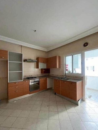 Cuisine-moderne-et-fonctionnelle-appartement-S2-La-Marsa