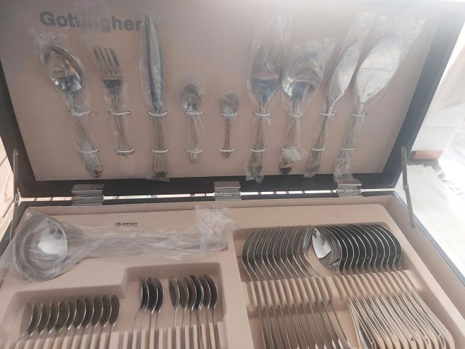 Divers-ustensiles-de-cuisine-en-inox-dans-lensemble-Ghottingher-125-pieces