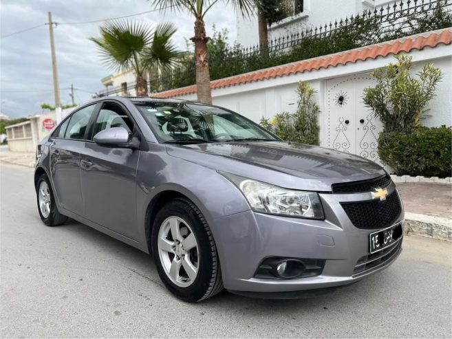 Feux-avant-de-la-Chevrolet-Cruze-2011-avec-antibrouillard