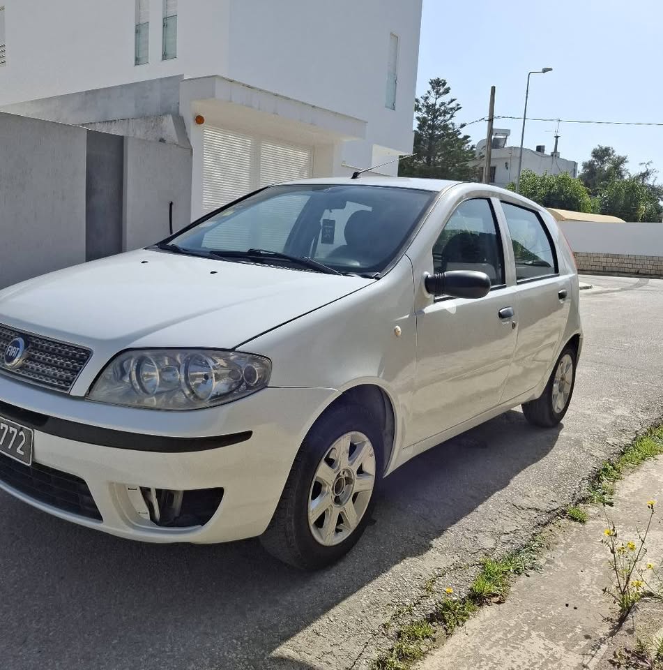 Fiat-Punto-occasion-avec-jantes-alu-et-vitres-electriques