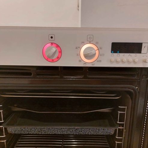 Four-Miele-H818-avec-porte-ouverte-et-interieur-spacieux