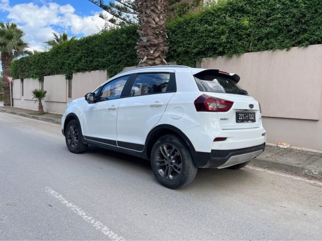 Geely-GX3-avec-toit-ouvrant-et-camera-de-recul