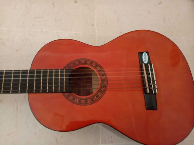 Guitare-acoustique-en-bois-avec-cordes-en-nylon