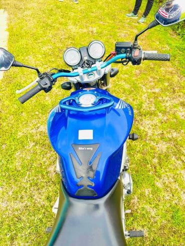 Honda-Hornet-900-equipee-dun-guidon-Barracuda