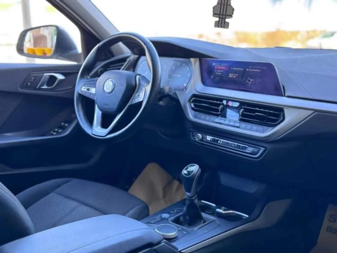 Interieur-BMW-116i-avec-sellerie-Alcantara-et-ecran-tactile