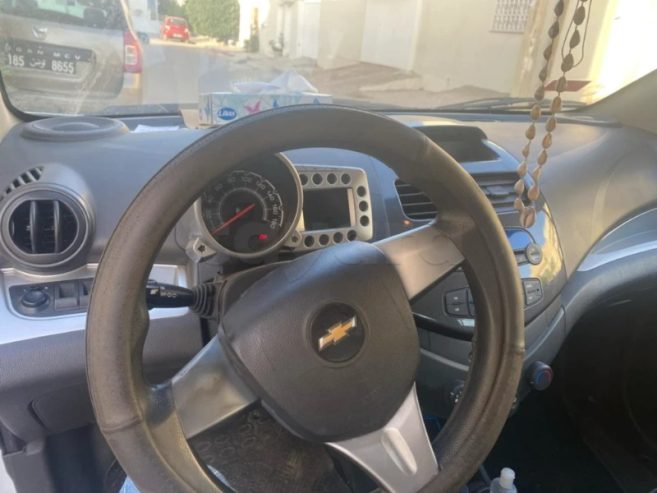 Interieur-Chevrolet-Spark-2012-avec-tableau-de-bord-et-volant