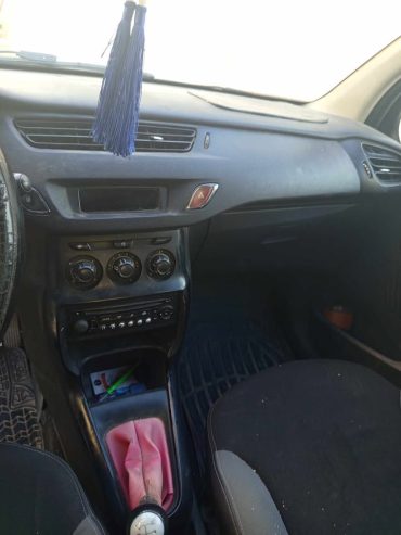 Interieur-Citroen-C3-2013-avec-tableau-de-bord-et-volant-reglable