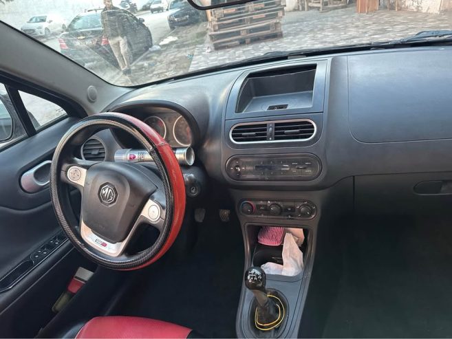 Interieur-MG3-avec-volant-multifonctions-et-options-modernes