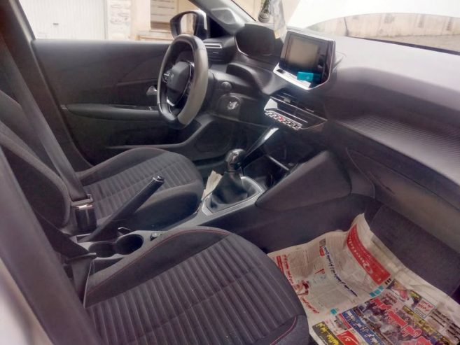 Interieur-Peugeot-208-2022-avec-ecran-tactile-et-volant-multifonction