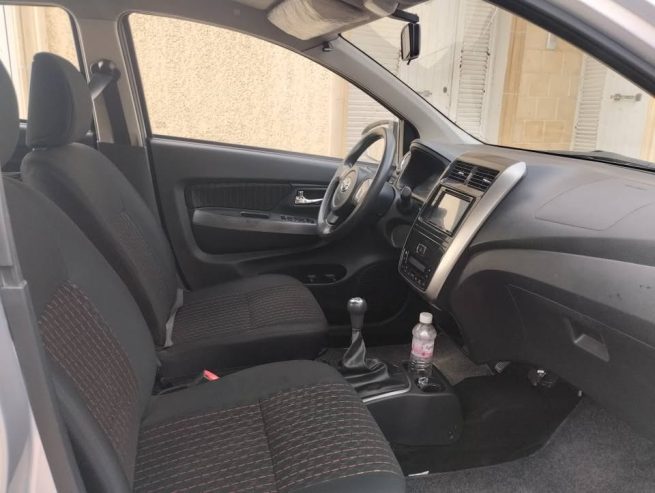 Interieur-Toyota-Agya-avec-ecran-tactile-et-climatisation