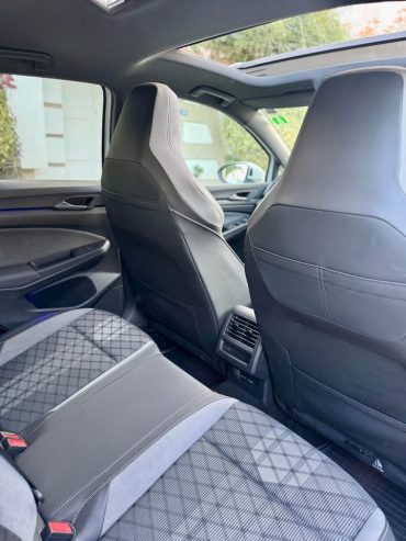 Interieur-Volkswagen-Golf-8-R-Line-avec-sellerie-Alcantara