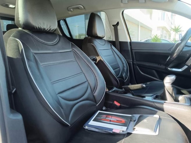 Interieur-confortable-de-la-Peugeot-308-essence