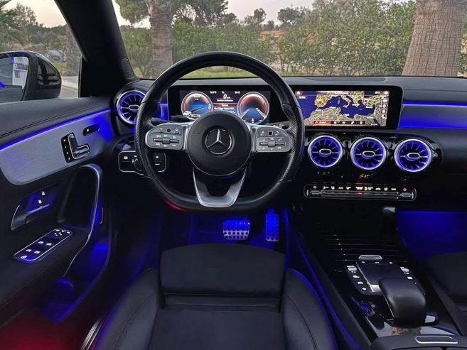 Interieur-cuir-et-tableau-de-bord-digital-Mercedes-CLA-200-AMG