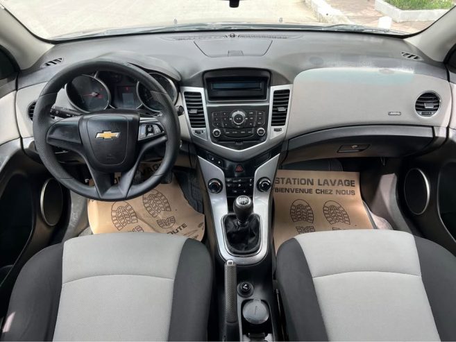 Interieur-de-la-Chevrolet-Cruze-2011-avec-sieges-confortables-et-climatisation