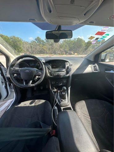 Interieur-de-la-Ford-Focus-avec-ecran-tactile-et-volant-multifonctions